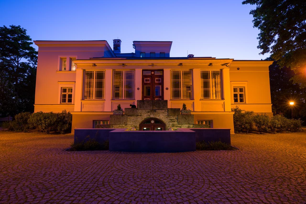 Saka Manor Hotel Exterior photo